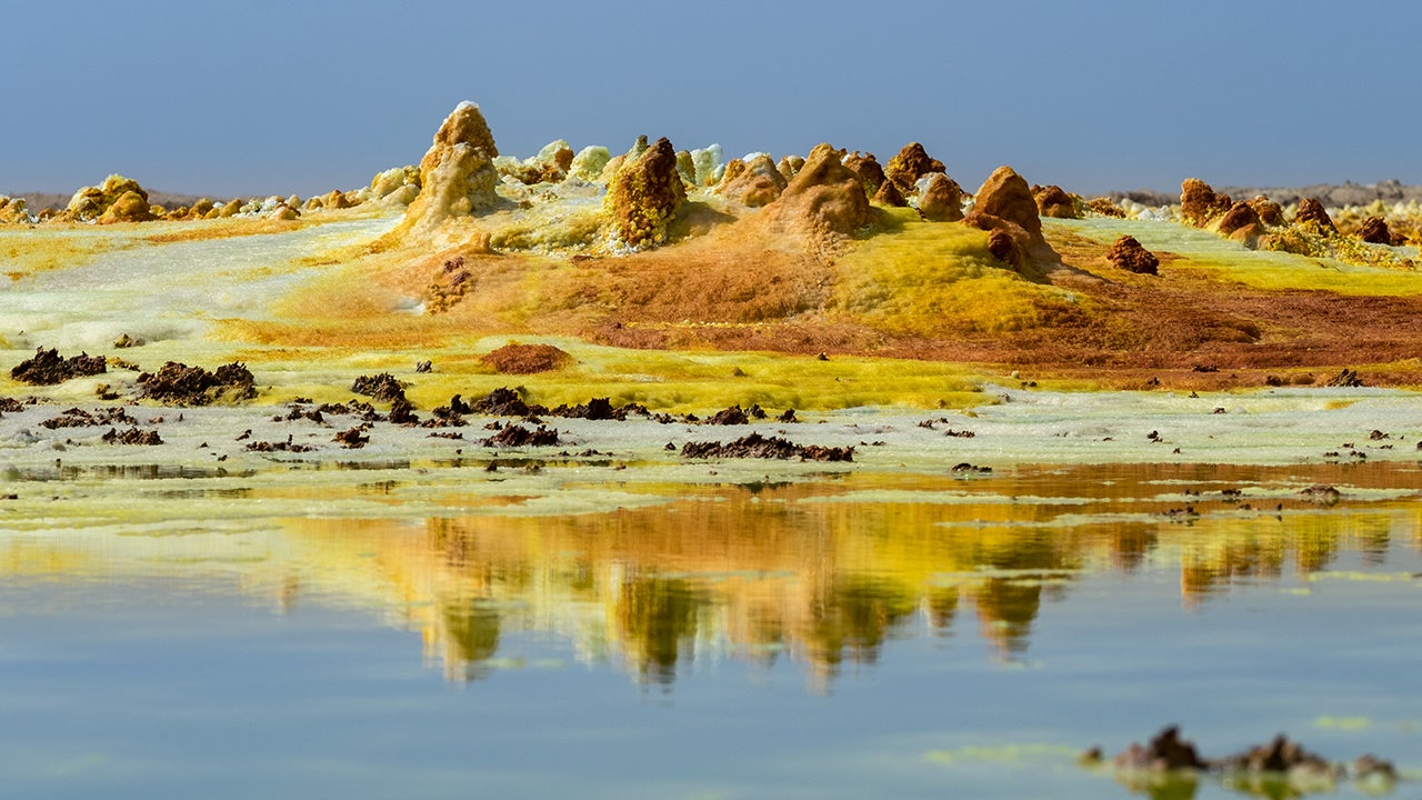 Stunning Images of the Ethiopian Salt Miners Who Work in 140F Heat at the 'Gateway to Hell' (PHOTOS) 