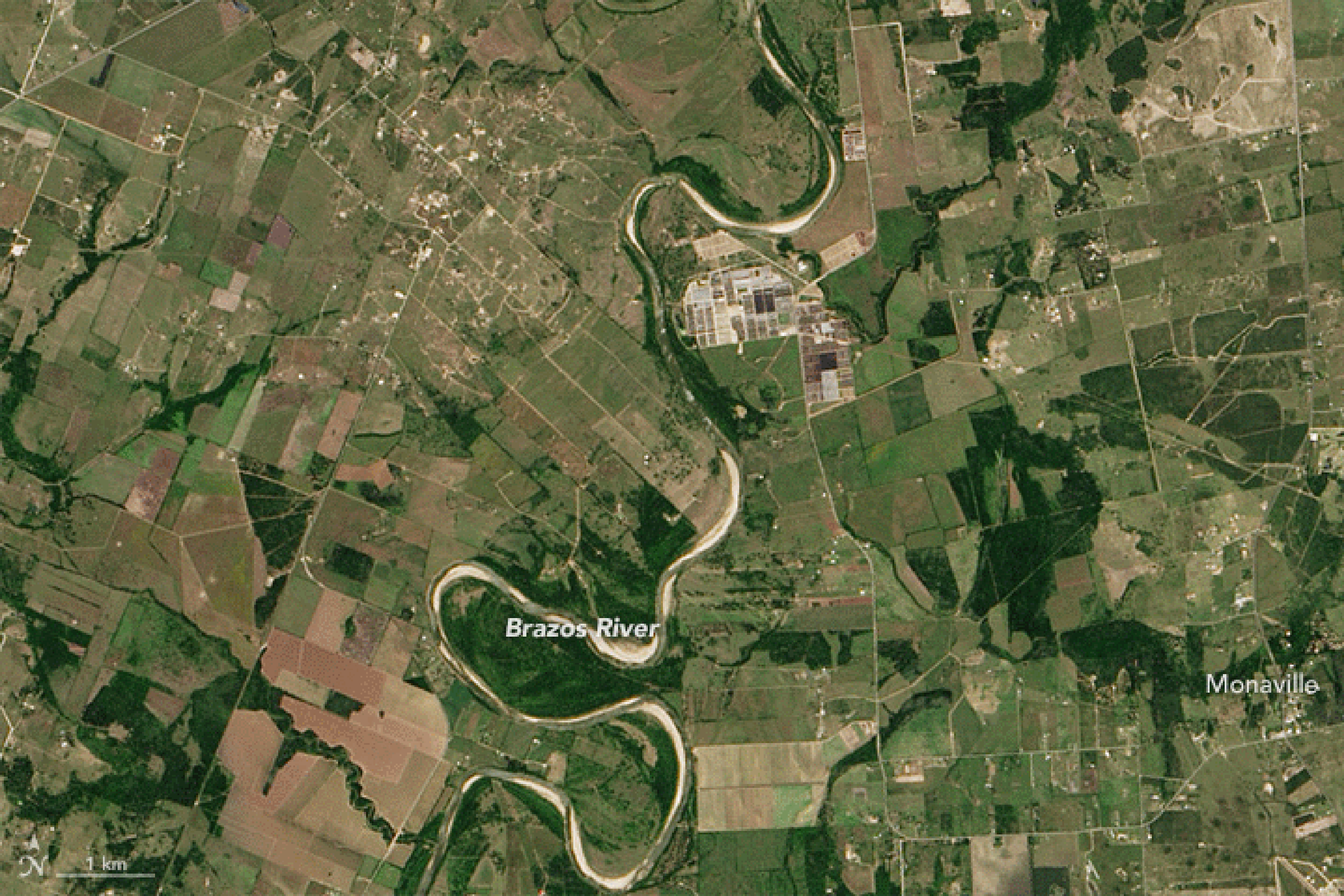 Before (May 4, 2013) and after (May 28, 2016) Landsat 8 imagery of the flooded Brazos River Valley west of Monaville, Texas.