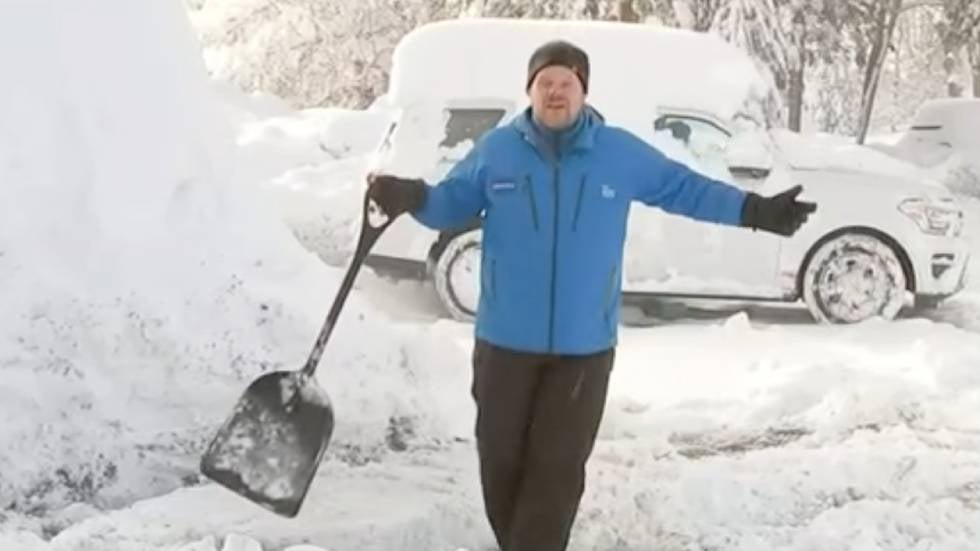Residents Digging Out Of Feet Of Snow In San Bernardino Mountains