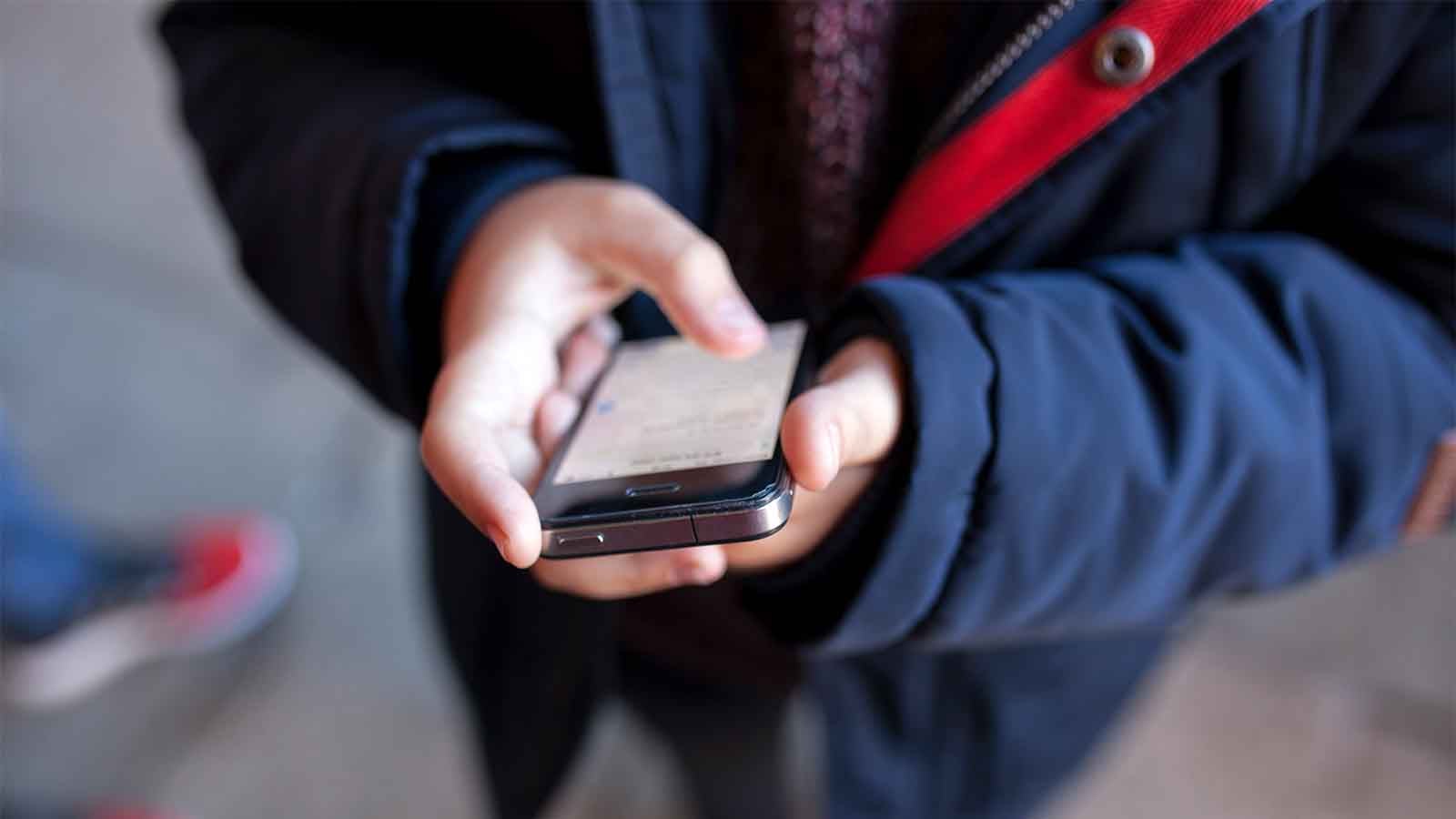 Sechsjährige bekommt Handy zu Weihnachten das ruft die Polizei auf den Plan