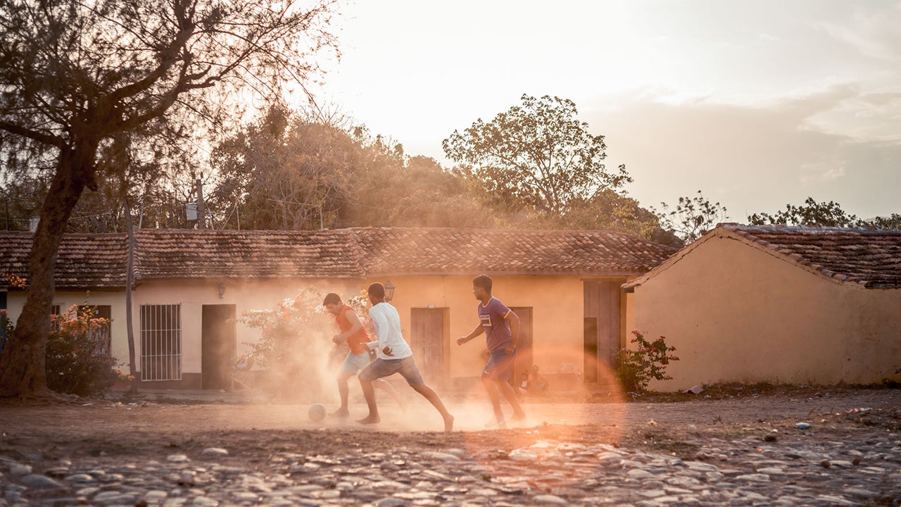 Cinematic Street Portraits of Life in Cuba (PHOTOS)