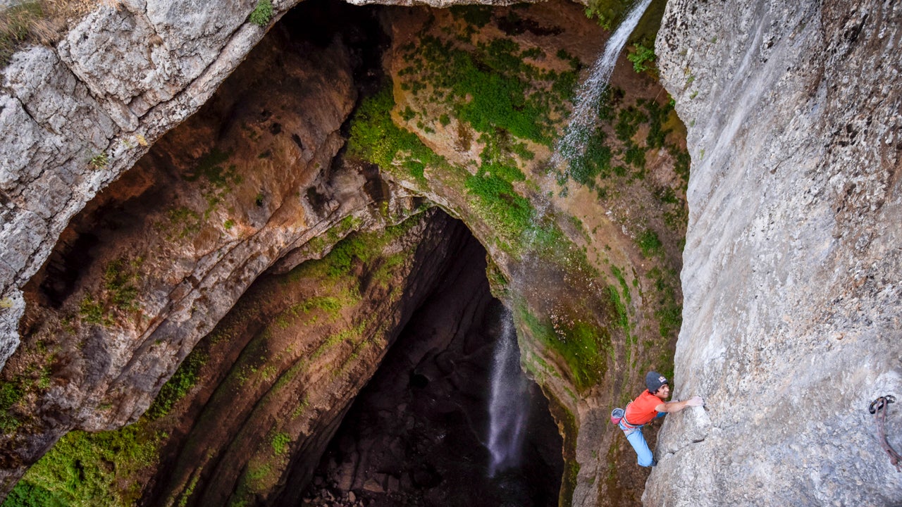 Climber Scales Spectacular, Cascading Sinkhole in Lebanon (PHOTOS)