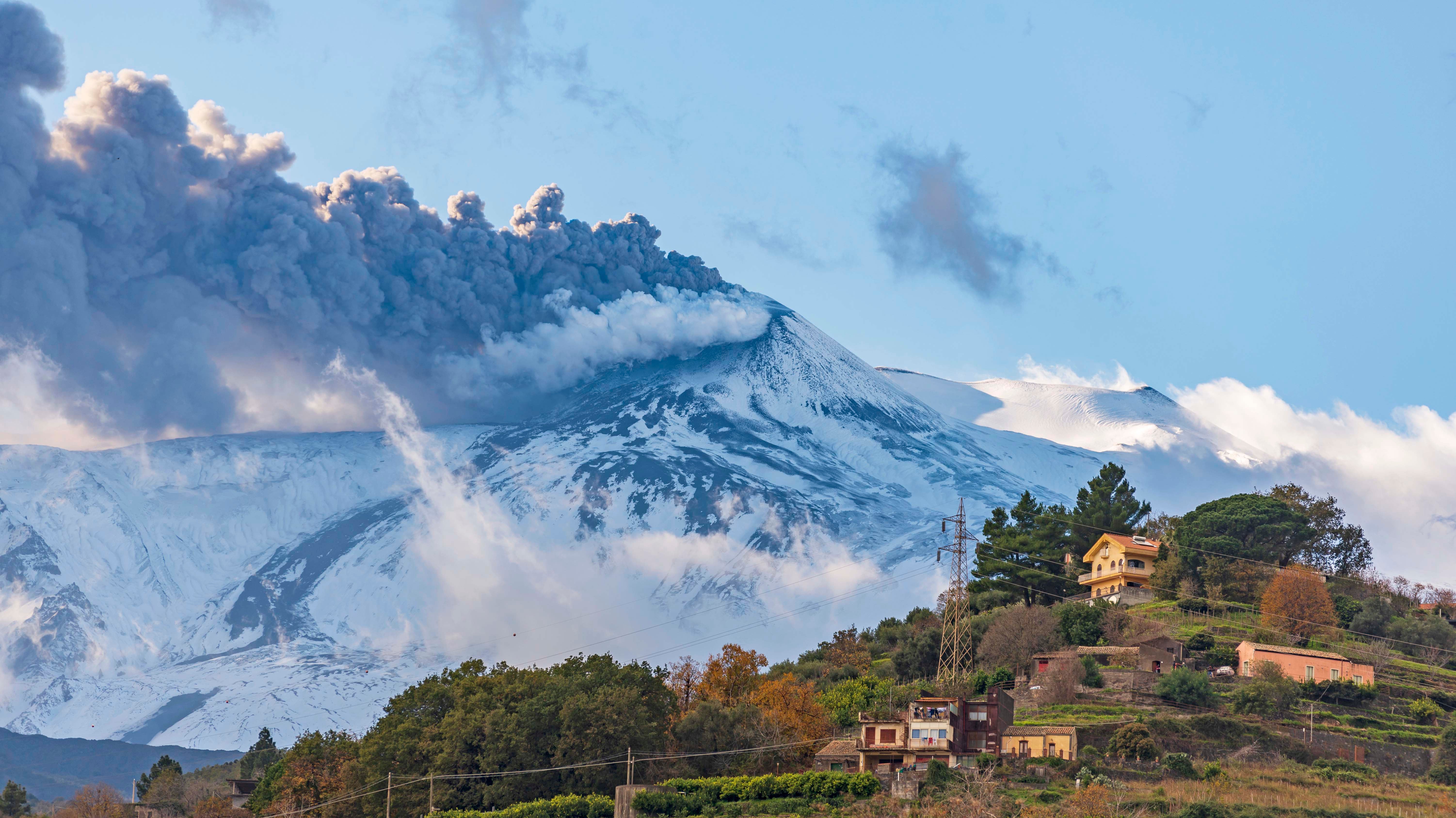 Vulkanausbruch auf Sizilien Schneebedeckter Ätna speit Feuer und Asche