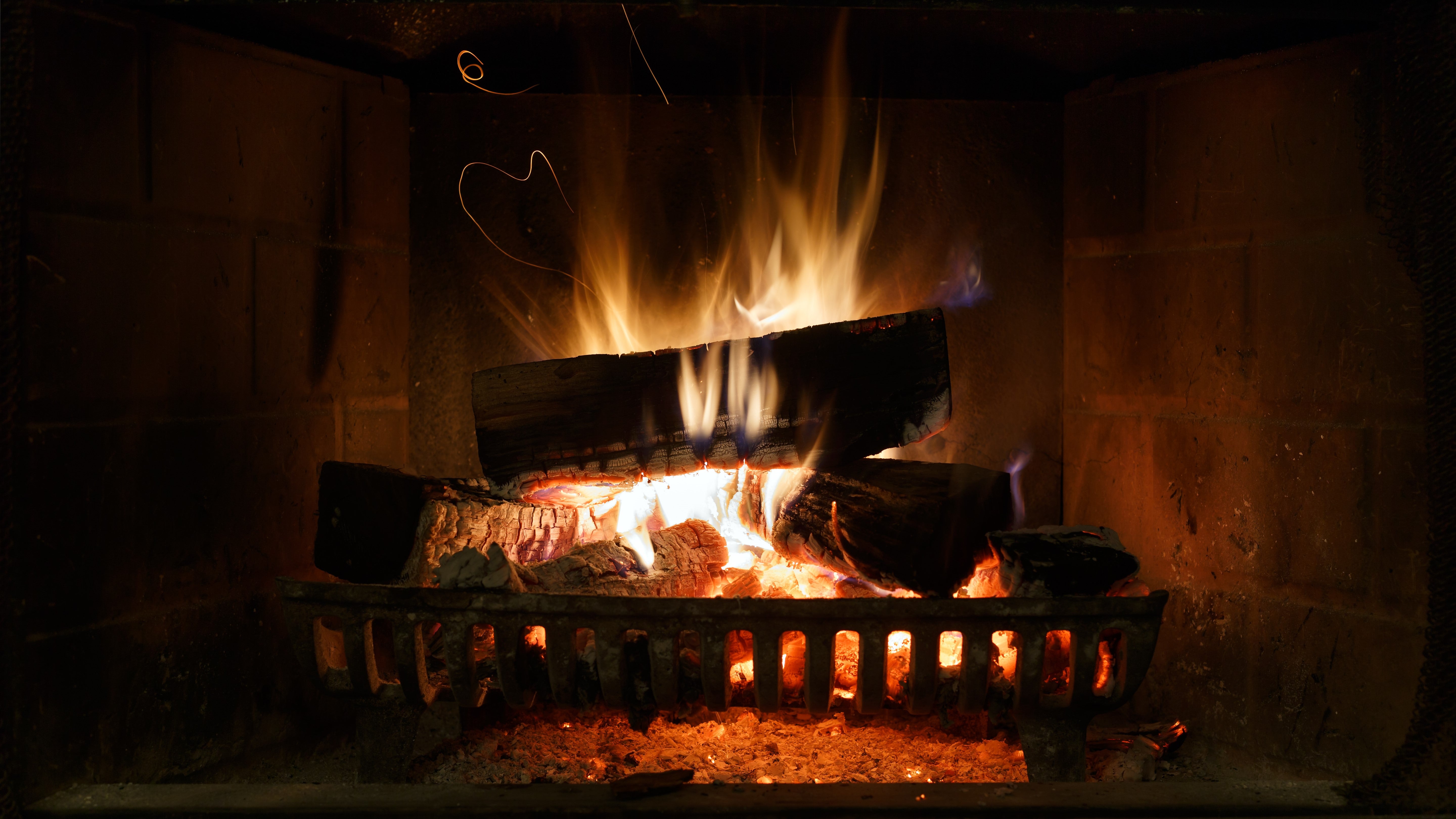 Von Anschaffungskosten bis Umweltfaktor: So heizen Sie richtig mit Holz