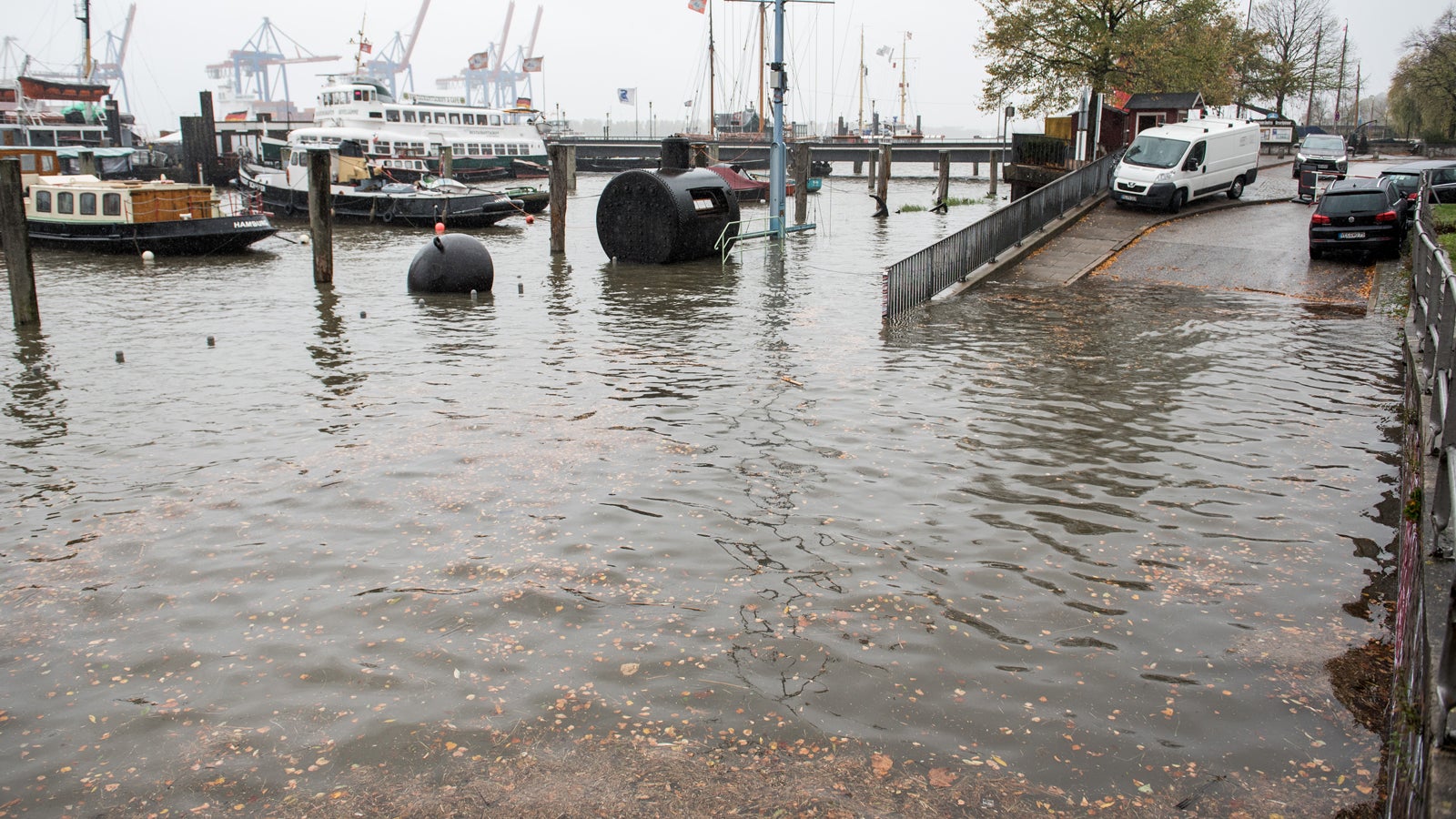 Siglinde wütet mit schweren Sturmböen und bringt dem Norden Sturmflut