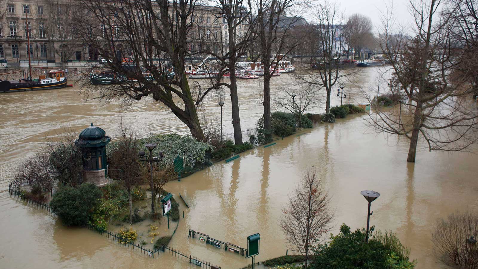 Paris Seine steigt über die Ufer Station NotreDame geschlossen