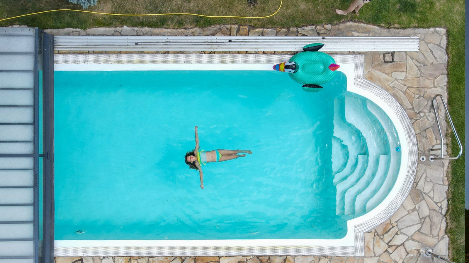 Diskussion um Pools im Garten Gemeinden planen keine Einschränkungen