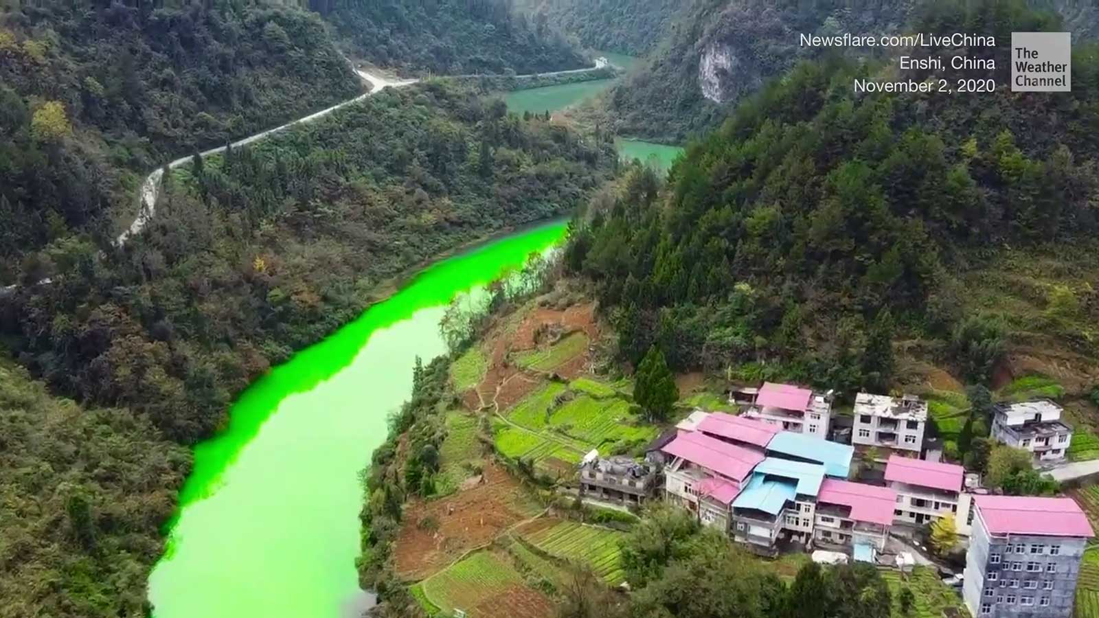 Panik in China Fluss verfärbt sich plötzlich giftgrün Videos from