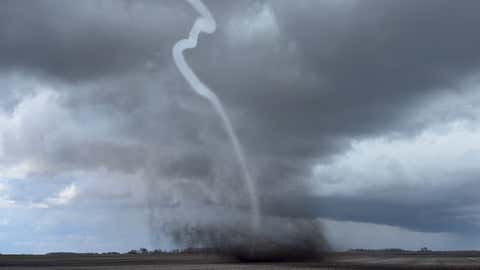 Rope Tornado schlängelt sich über Feld - Videos from The Weather Channel