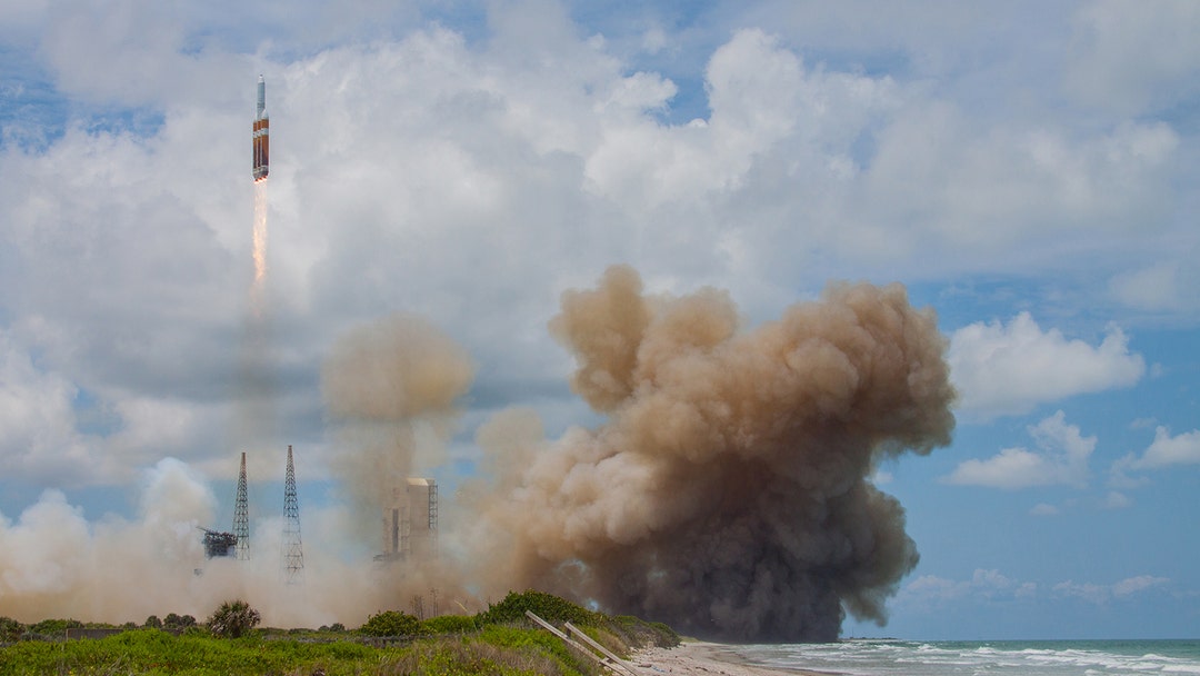 See the Stunning Launch of the World's Largest Rocket (PHOTOS) | The ...