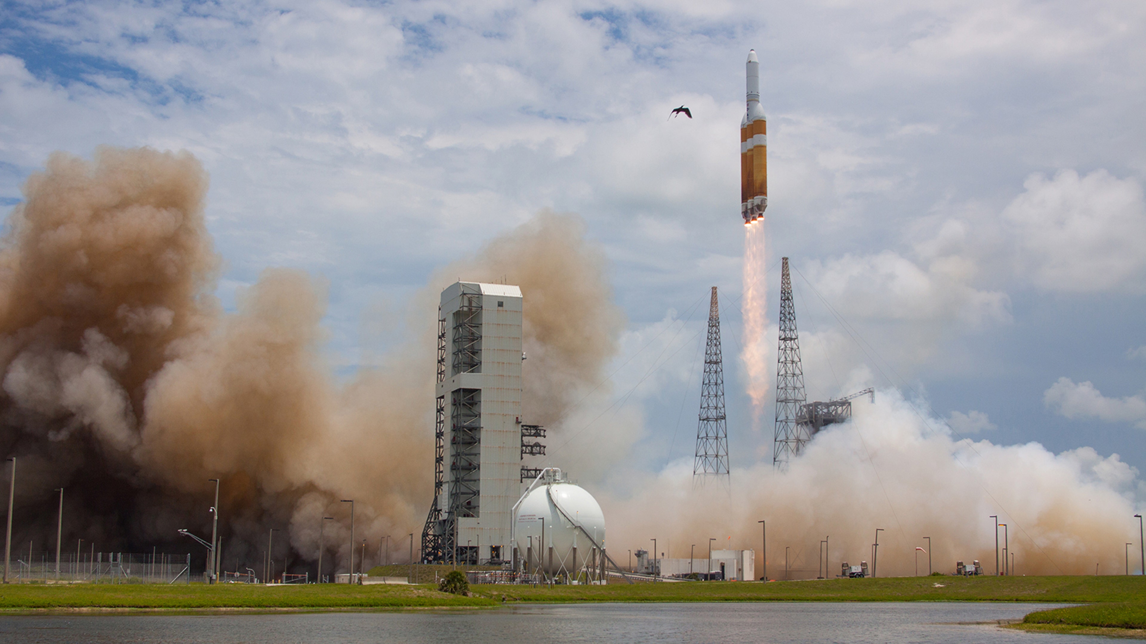 See the Stunning Launch of the World's Largest Rocket (PHOTOS) | The ...