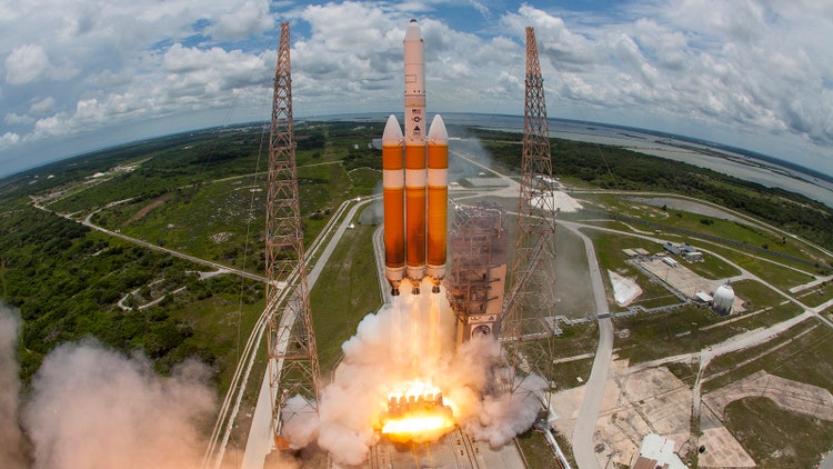 See the Stunning Launch of the World's Largest Rocket (PHOTOS) | The ...