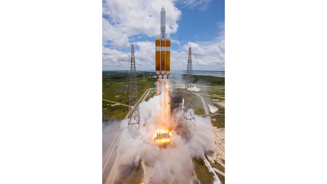 See the Stunning Launch of the World's Largest Rocket (PHOTOS) | The ...