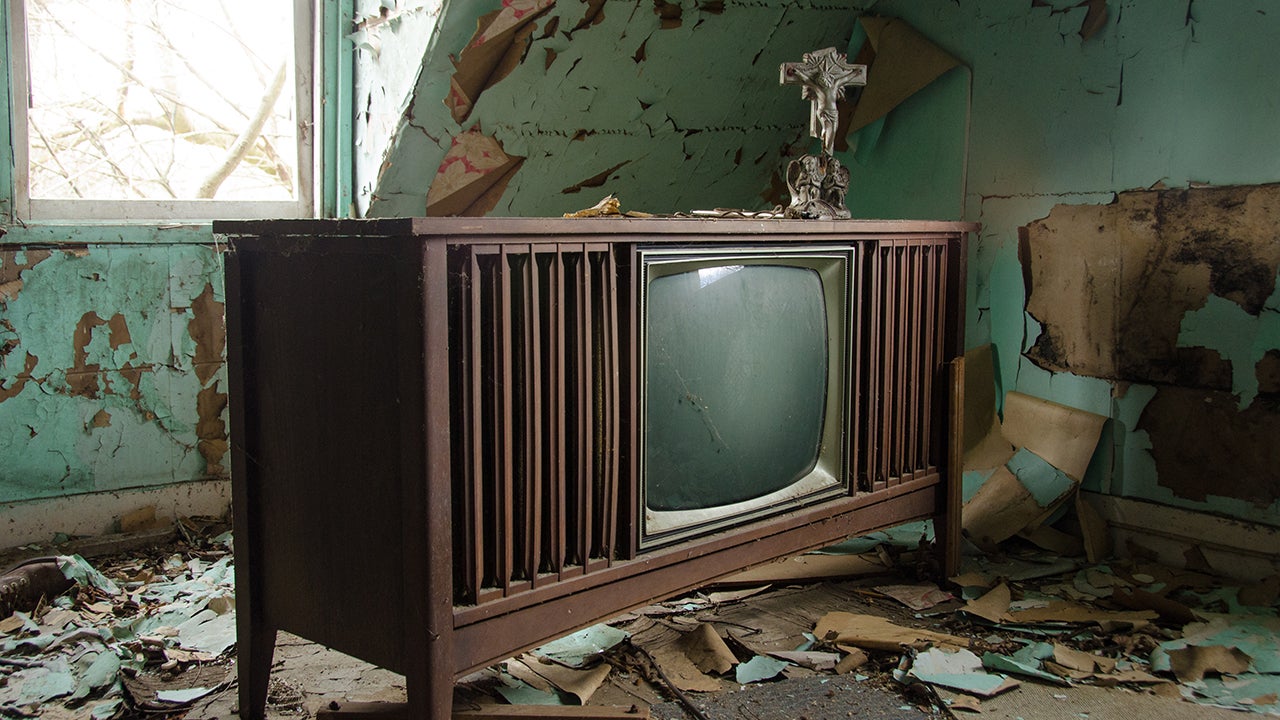 Creepy, Abandoned Homes Look as if Their Occupants Just Left (PHOTOS)