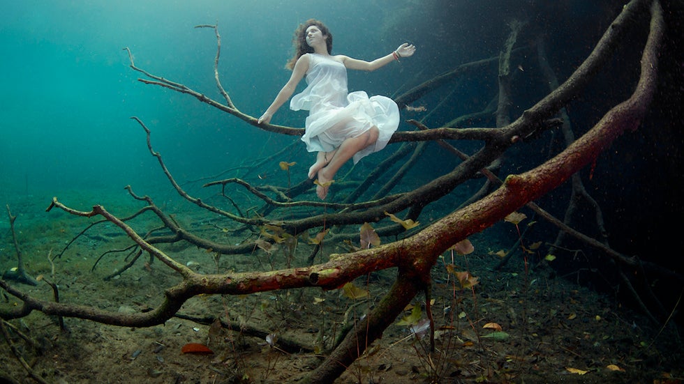 'Underwater Walkers': Surreal Freedivers Beneath the Sea (PHOTOS)