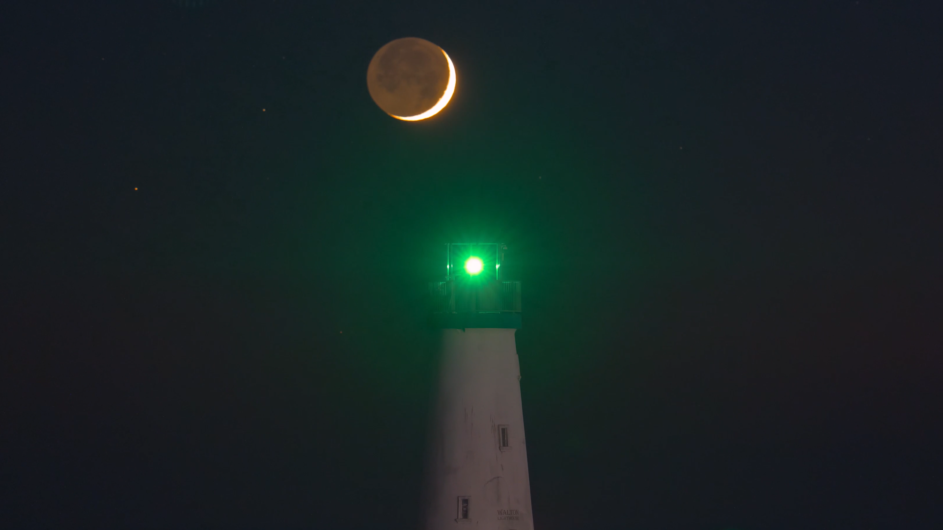 &lsquo;Earthshine&rsquo; Makes Crescent Moon Glow In This Time-Lapse