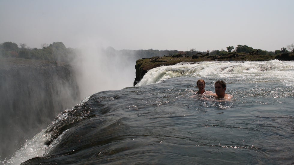 Devil's Pool On the Edge of the World's Largest Waterfall (PHOTOS