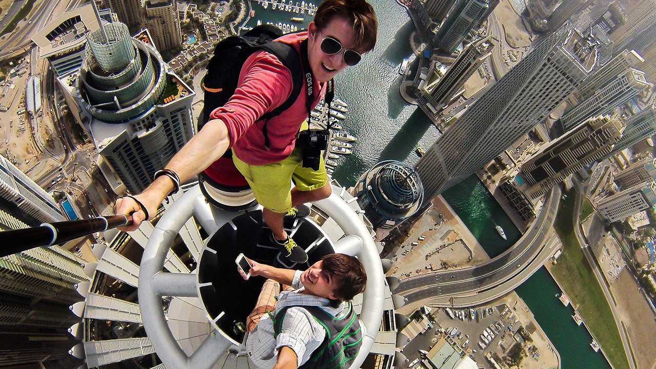Photographer Takes Stomach-Churning Selfies Atop Dubai Skyscraper 