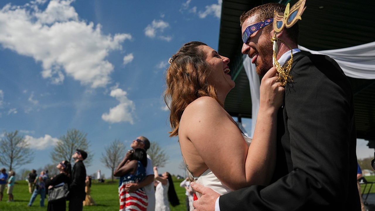 eclipse-2024-couple-married-ohio-AP.jpg