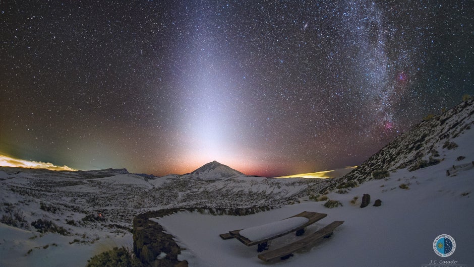 Una experta nos explica la luz zodiacal sobre el Teide nevado