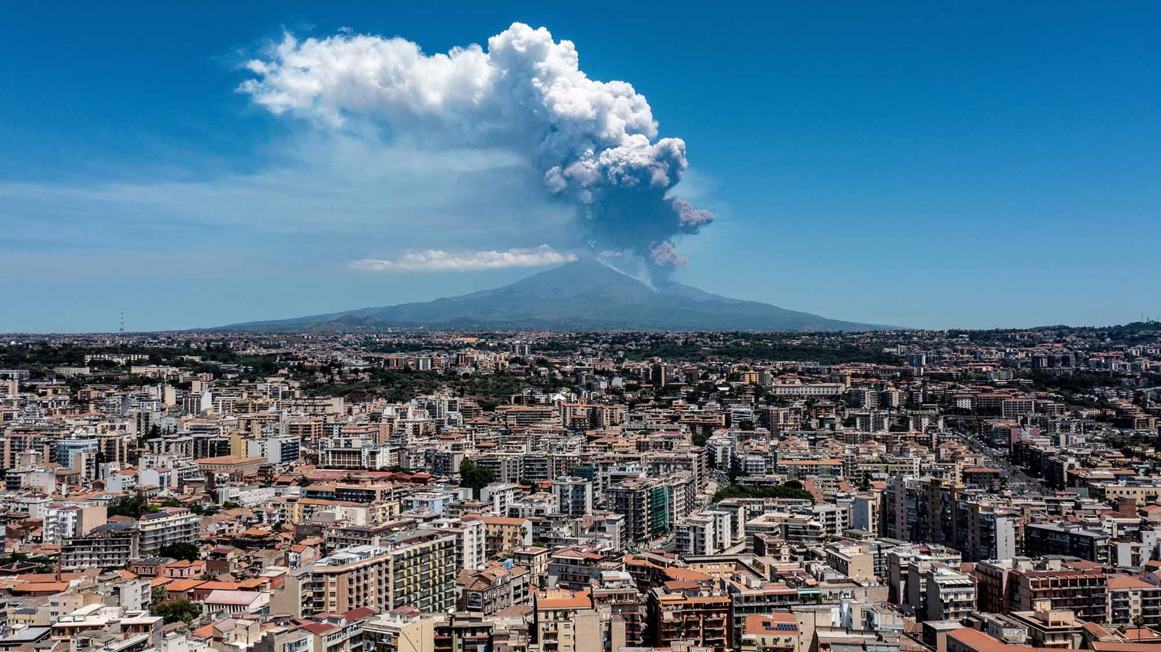 erupting mount Etna