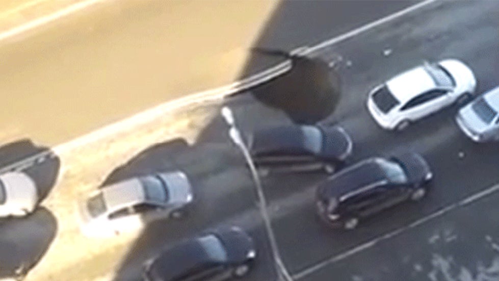 Russian Sinkhole Nearly Swallows Up Cars During Rush Hour Commute (VIDEO)