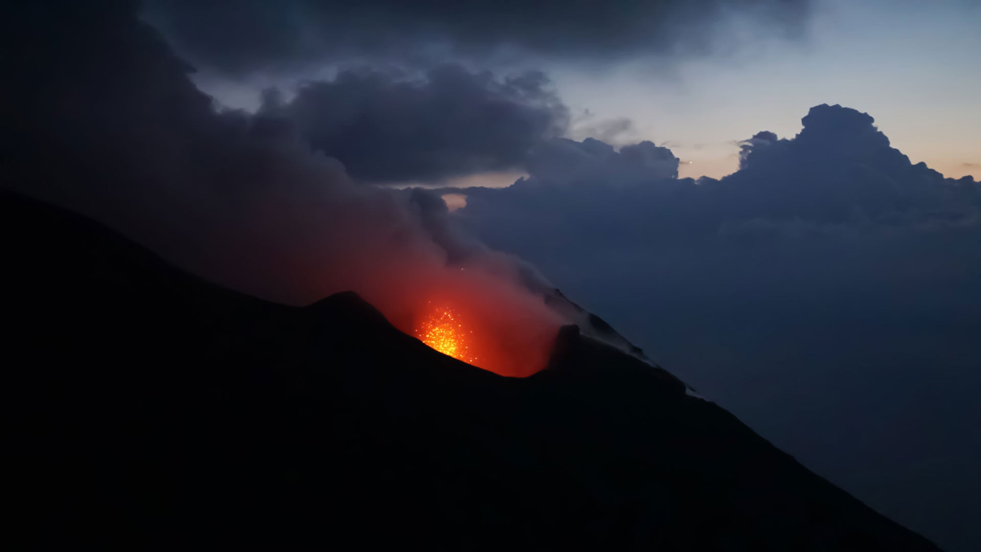 Italie Un séisme de magnitude 4,8 frappe la zone du volcan Etna, en