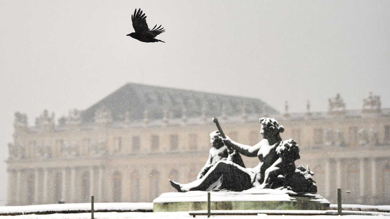 Snowfall Makes Versailles Appear Even More Magical Than Usual (PHOTOS)