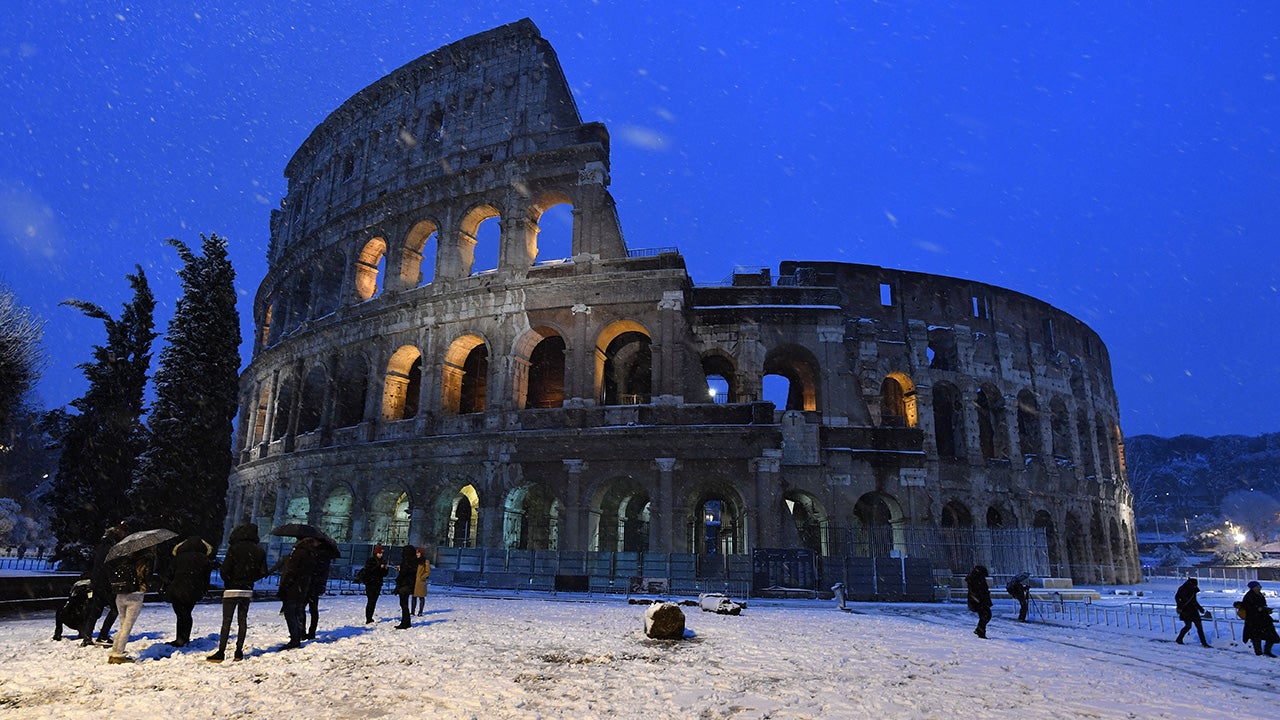 Rare Snowfall Coats Roman Ruins (PHOTOS)