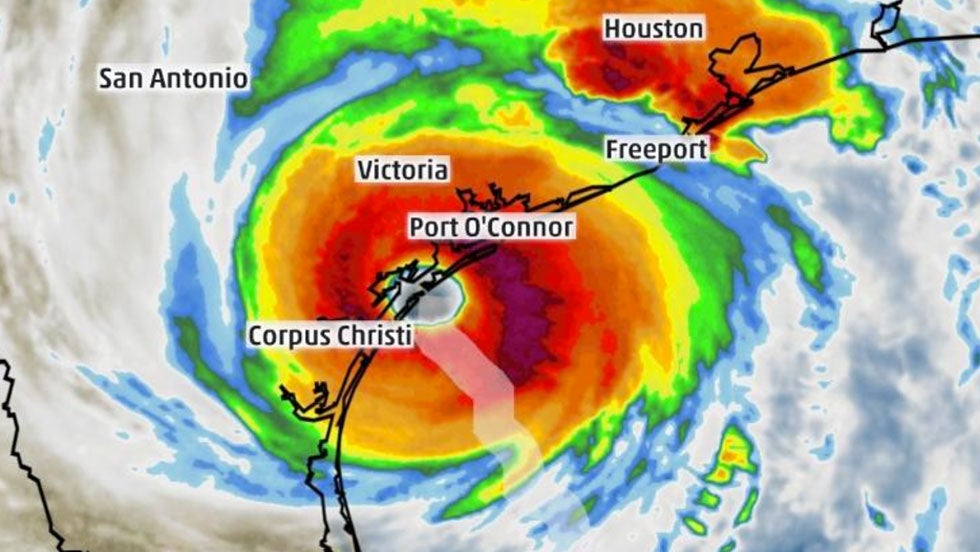 El ojo del Huracán Harvey toca tierra cerca de Rockport, Texas The