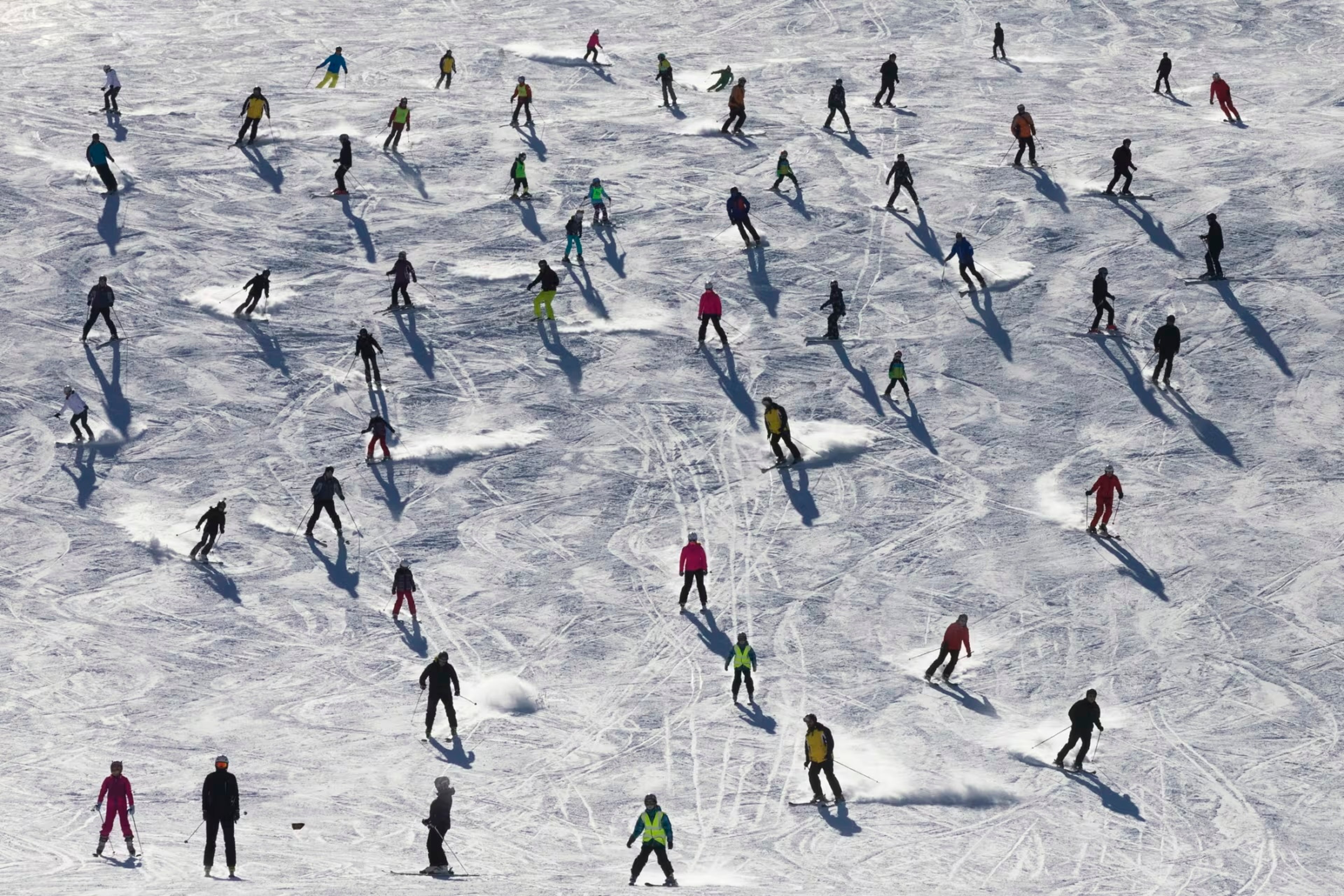 hopelessly-crowded-ski-slope-tourist-crowds-in-the-alps-72341.jpeg