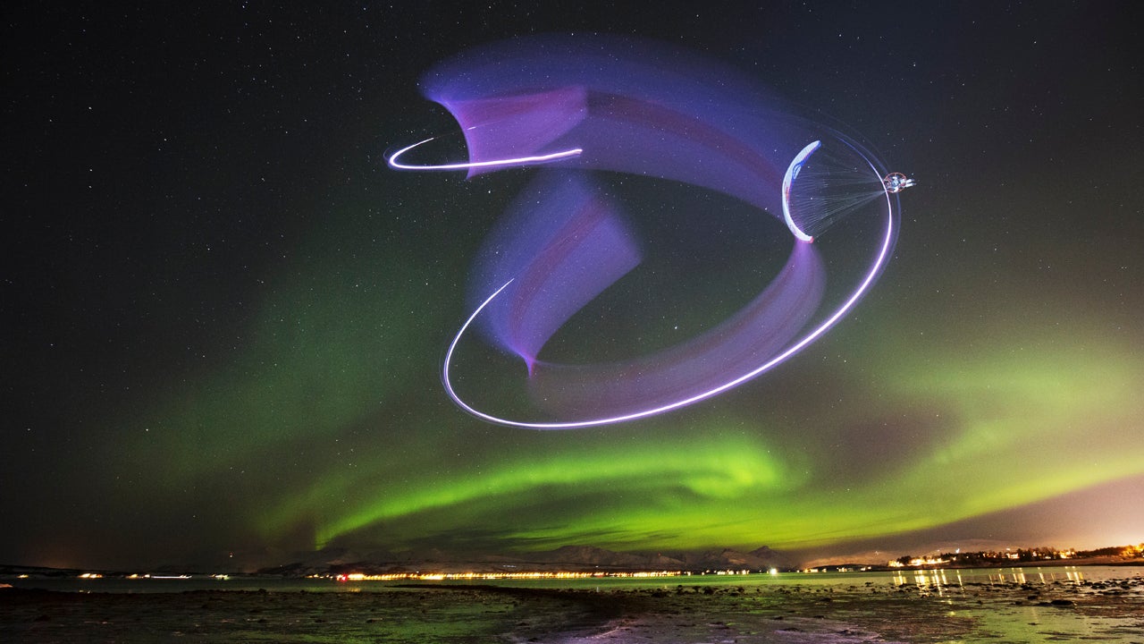 Paraglider 'Dances' with the Northern Lights in Norway (PHOTOS)