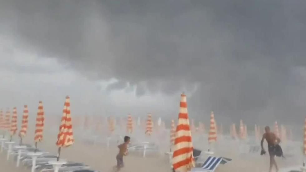 Moment Ominous Storm Rolls Over Coast and Beachgoers Flee - Videos from