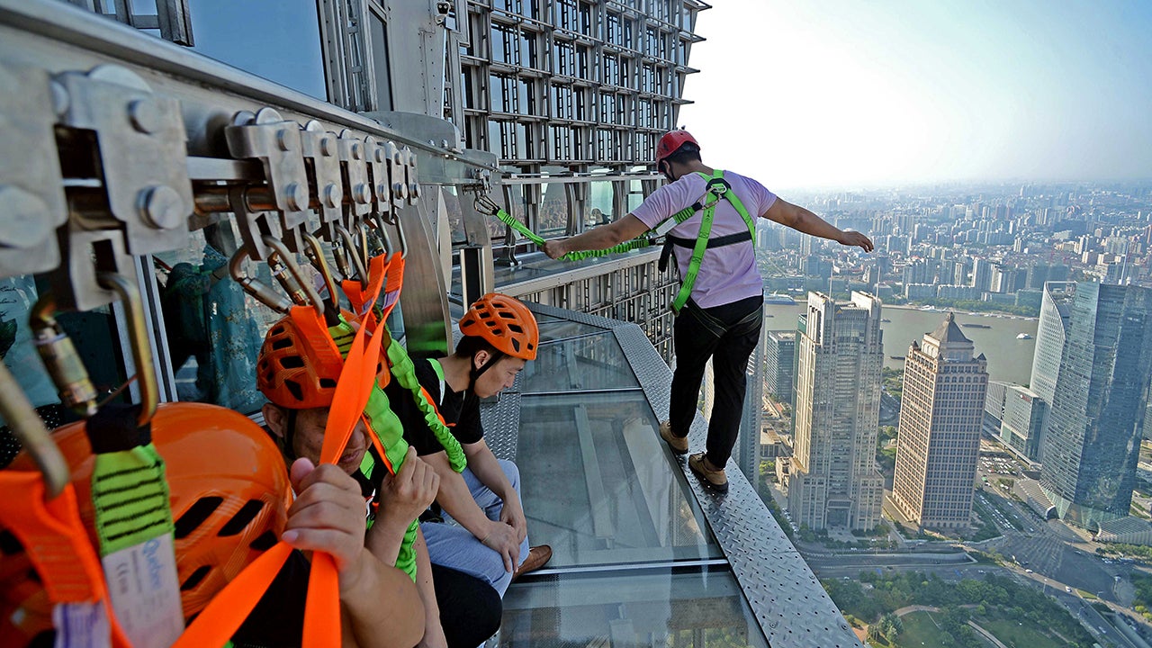 Skyscraper in China Opens Terrifying, Handrail-Free Glass Walkway (PHOTOS)