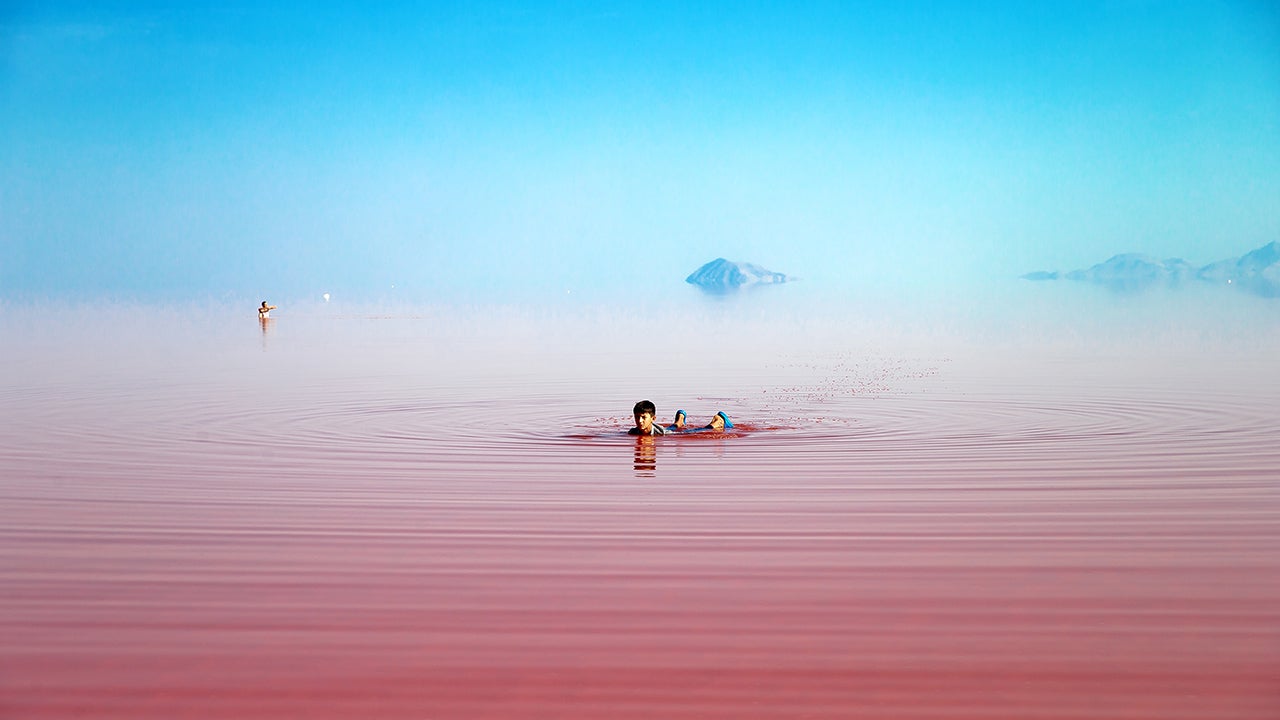 Salt Lake Changes Colors According to Seasons (PHOTOS)