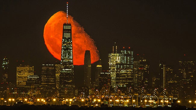 Bright Red, Mars-Like Moon Looms Over Manhattan in Amazing Photos