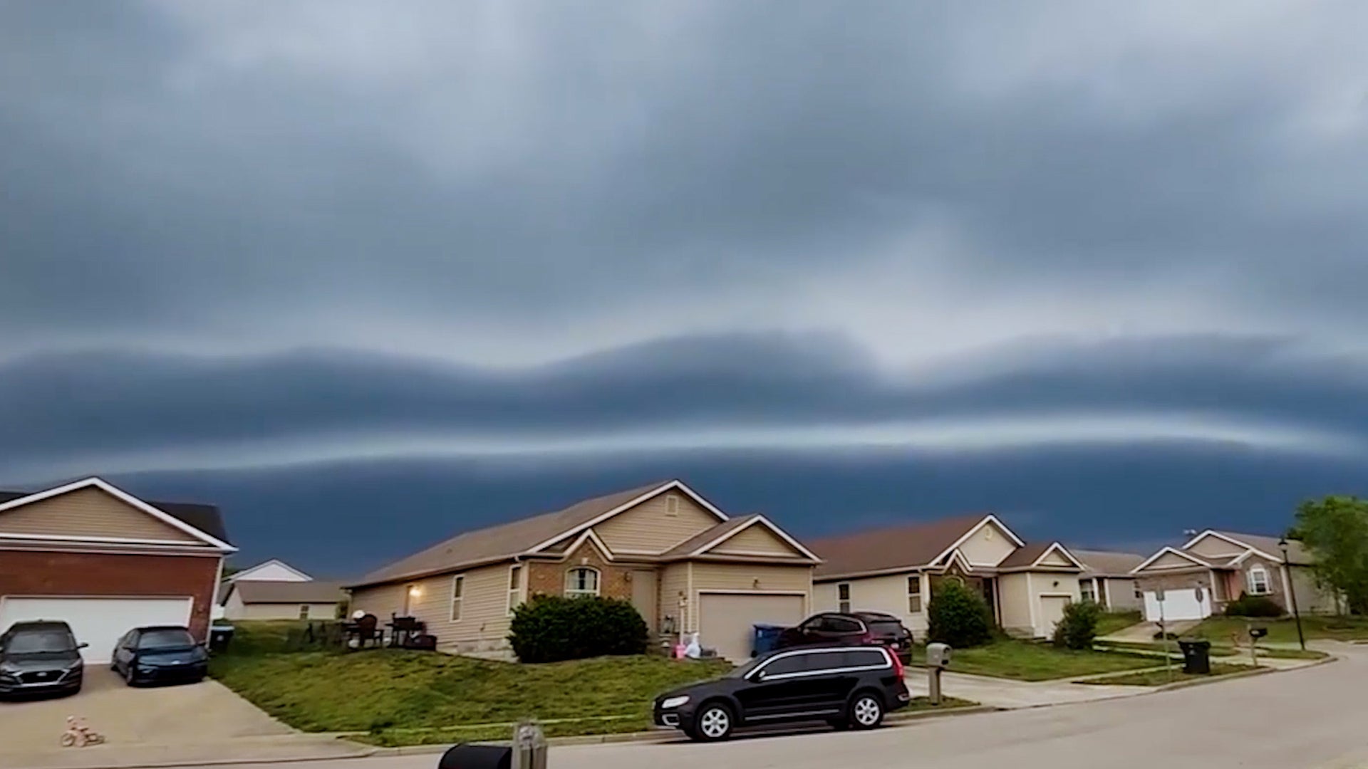See It: Dramatic Shelf Cloud Signals Storm&rsquo;s Arrival