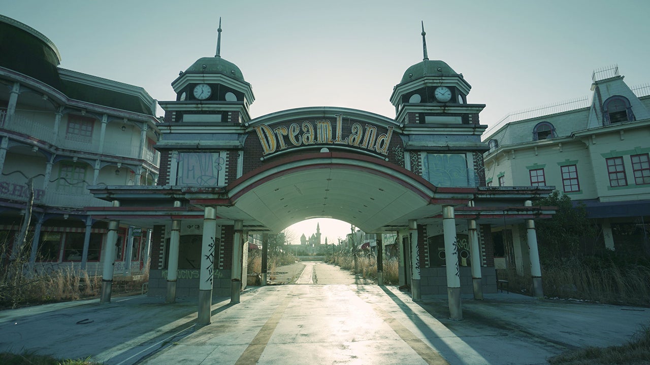 Exploring the Abandoned Nara Dreamland Park in Japan (PHOTOS)