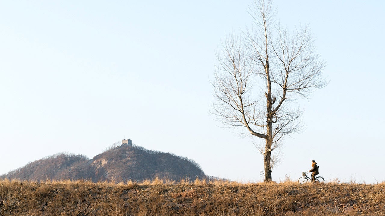 Photographing Everyday Life Along China's Border with North Korea (PHOTOS)