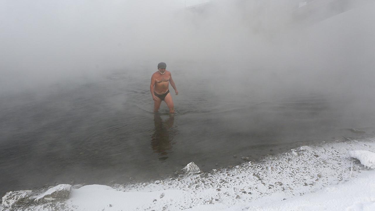 Siberian Swimming Club Takes the Plunge in Freezing Weather (PHOTOS)