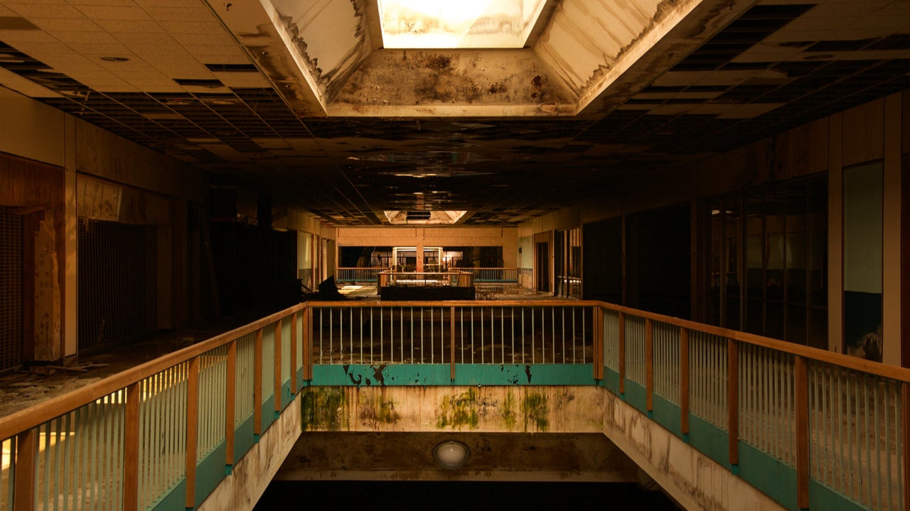 Eerie Photos of an Abandoned Mall in Kansas City (PHOTOS)