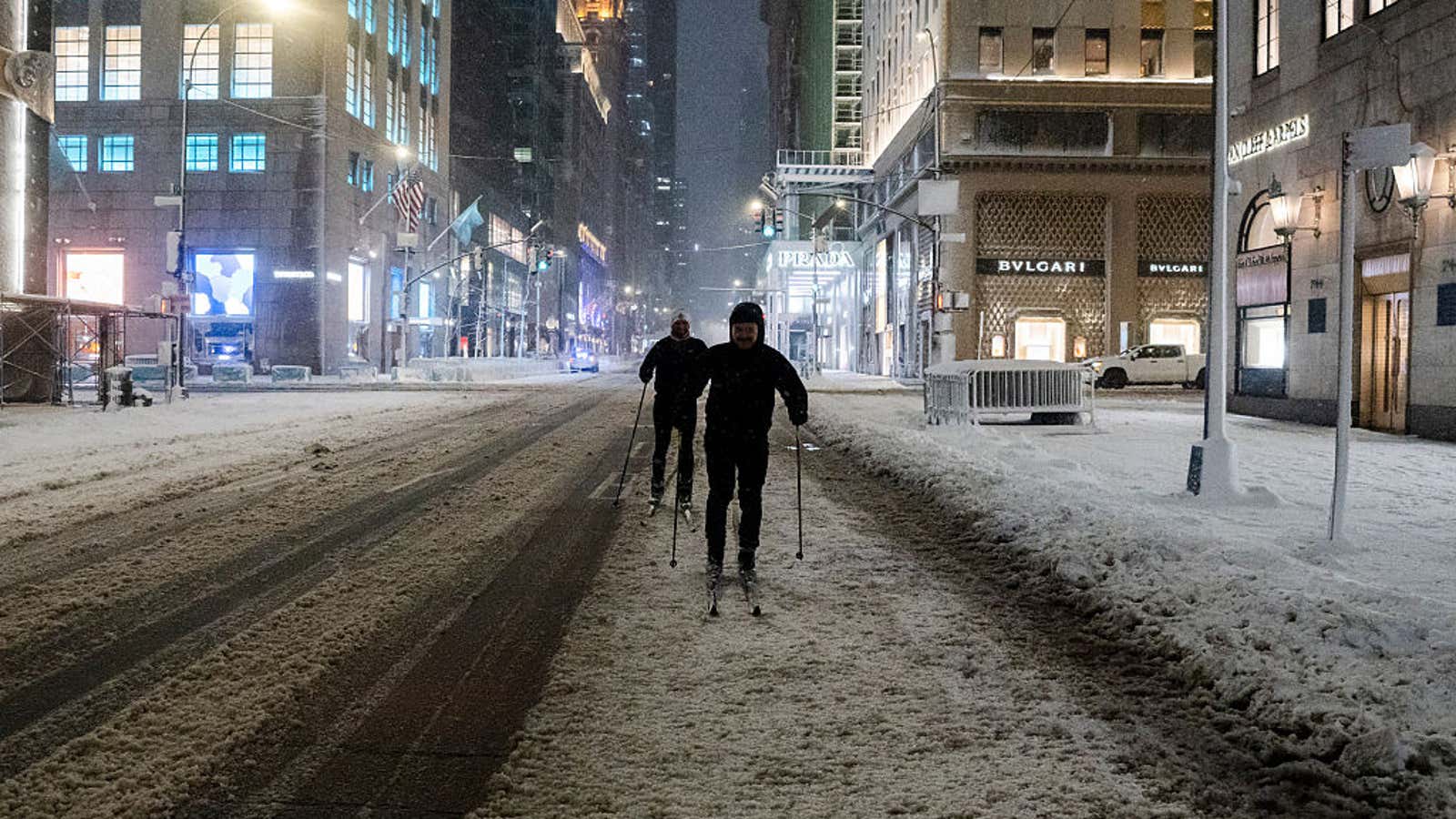 Winter Storm Hernando 'Bombs Out,' Knocks Out Power To 600,000+ In Northeast; 10,000 Flights Canceled | USNN World News skiing in NYC