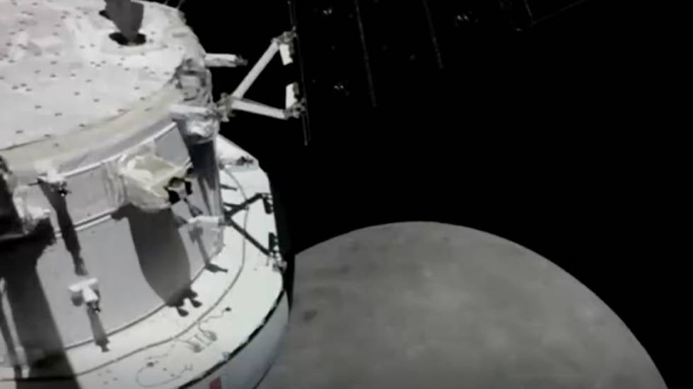 NASA&rsquo;s Artemis I Orion Spacecraft Buzzes Moon