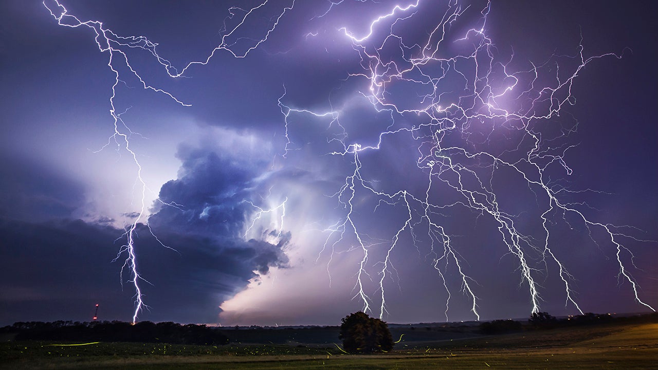 Jason Weingart Captures the Beauty of Nature&rsquo;s Fury (PHOTOS)