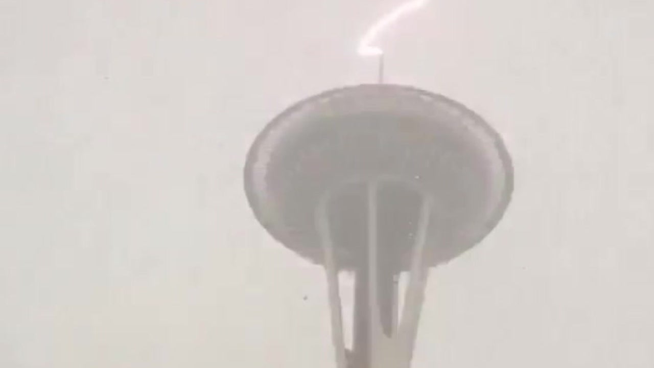 Seattle S Famed Space Needle Struck By Lightning During Snowstorm The Weather Channel Articles From The Weather Channel Weather Com