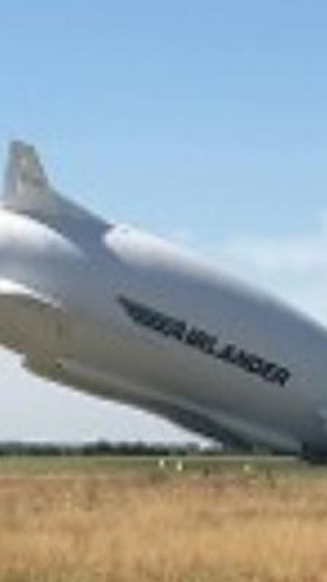 Hier Crasht Das Grosste Luftschiff Der Welt Auf Die Erde Videos Von The Weather Channel Weather Com