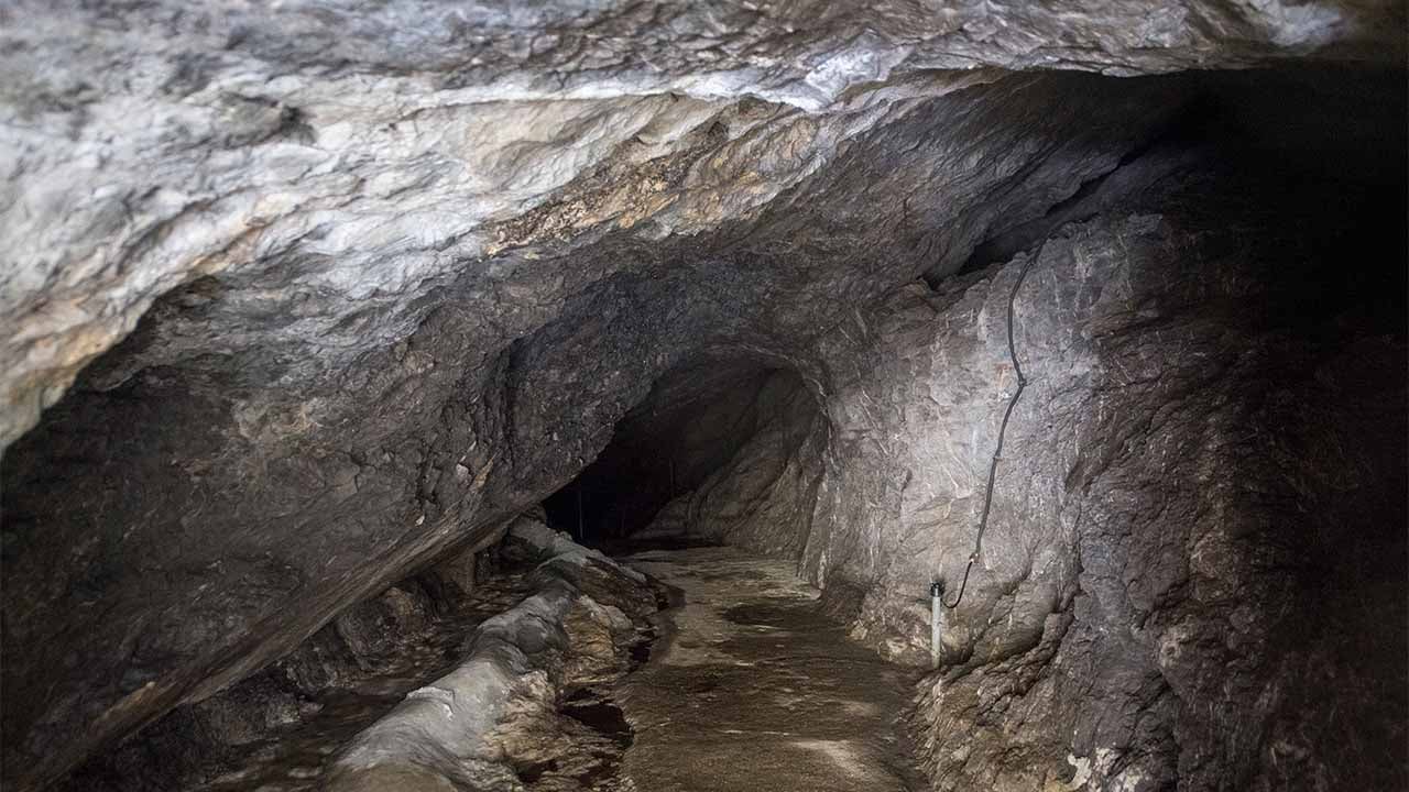Im Halbdunkel liegt am 22.01.2018 im Muotathal (Schweiz) der Eingang zu der H&ouml;hle H&ouml;lloch. Seit Sonntag, 21. Januar 2018, ist eine Touristengruppe hier wegen eines Wassereinbruchs eingeschlossen. (zu dpa "H&ouml;lloch: Einsatzkr&auml;fte erreichen Eingeschlossene nach acht Stunden") Foto: Urs Flueeler/KEYSTONE/dpa +++(c) dpa - Bildfunk+++ 