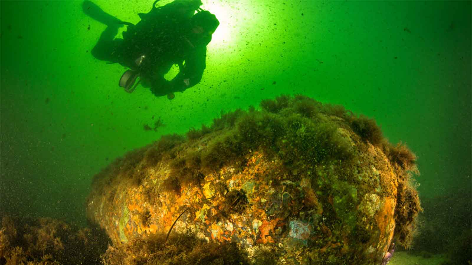 Ein Forschungstaucher untersucht Altmunition in der Ostsee. 