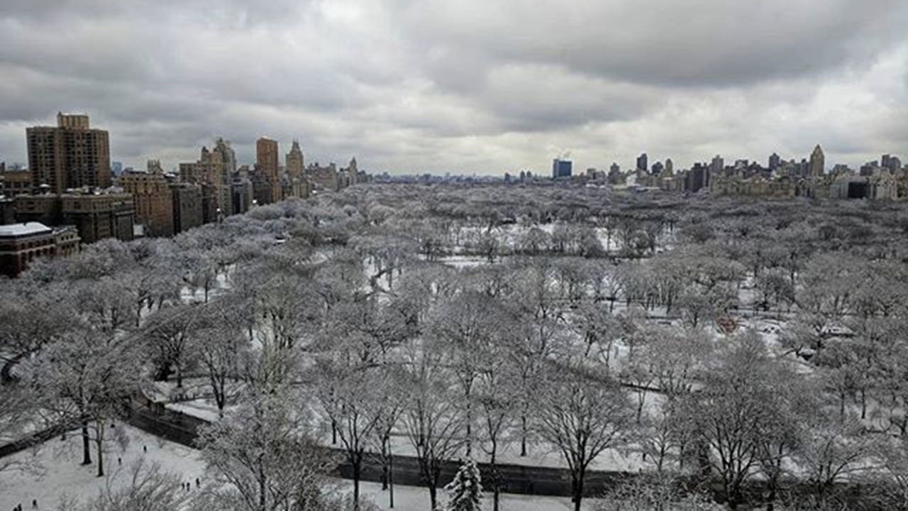 Central Park in New York City is covered in a blanket of spring snowfall on Monday, April 2, 2018. (Instagram/@pinkytep17)