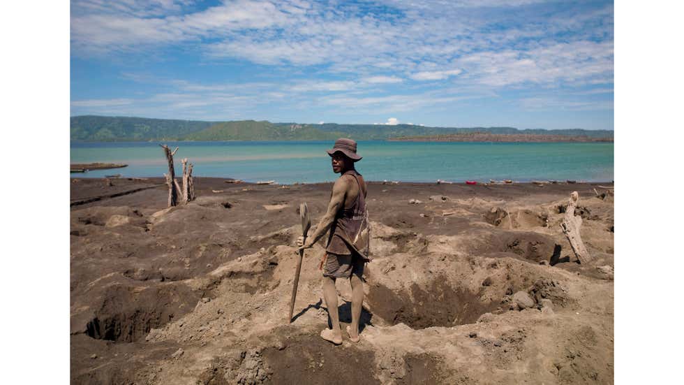 Extraordinary Lives of People Living Under Active Volcanoes (PHOTOS ...
